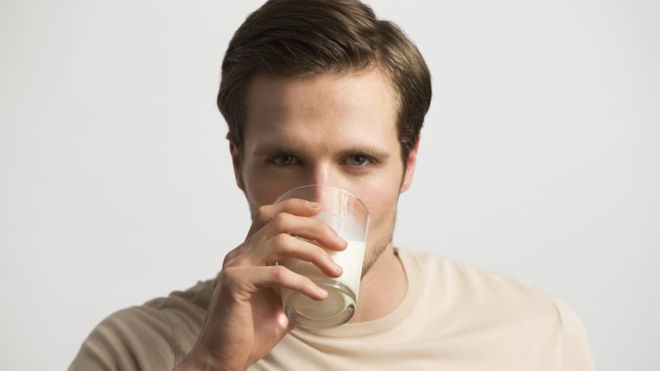 ¿Realmente beber leche hace más fuertes los huesos?