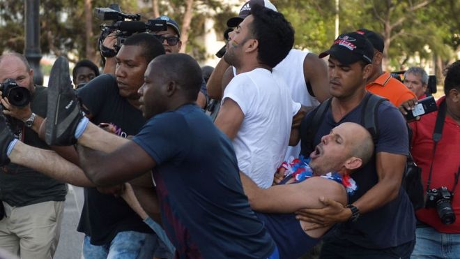 Arrestos y enfrentamientos en marcha gay en La Habana que no había sido autorizada Arrestos y enfrentamientos en marcha gay en La Habana que no había sido autorizada