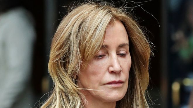 Felicity Huffman se declara culpable en el escándalo de fraude y sobornos para la admisión de hijos de ricos y famosos en universidades de élite en EE.UU. Felicity Huffman se declara culpable en el escándalo de fraude y sobornos para la admisión de hijos de ricos y famosos en universidades de élite en EE.UU.