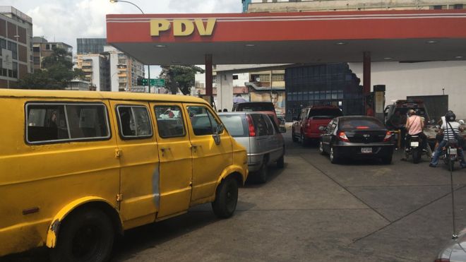 Crisis en Venezuela: las insólitas formas de pagar por la gasolina (que es casi gratuita) Crisis en Venezuela: las insólitas formas de pagar por la gasolina (que es casi gratuita)