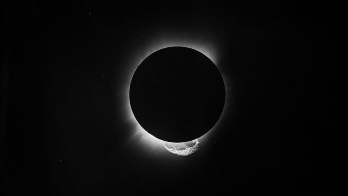 Teoría de la relatividad de Einstein: el eclipse hace 100 años que confirmó “el pensamiento más feliz” del célebre científico alemán Teoría de la relatividad de Einstein: el eclipse hace 100 años que confirmó “el pensamiento más feliz” del célebre científico alemán