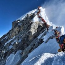 Atasco en el Everest: el día en que hubo que hacer fila para alcanzar la cima de la montaña más alta del mundo