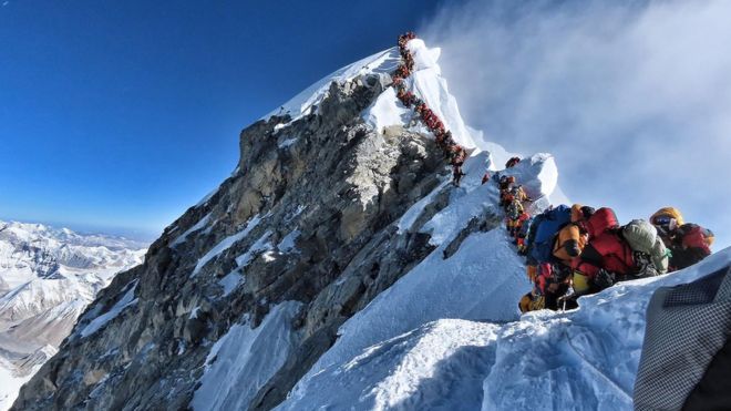 Por qué ahora hay que “pedir turno” para subir al Everest, la montaña más alta del mundo Por qué ahora hay que