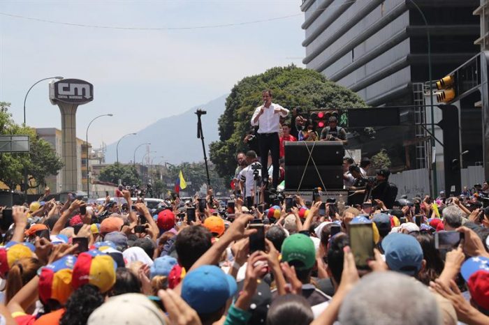 Venezolanos vuelven a las calles tras fallido alzamiento militar y Guaidó reaparece: “Hoy no hay vuelta atrás” Venezolanos vuelven a las calles tras fallido alzamiento militar y Guaidó reaparece: “Hoy no hay vuelta atrás”