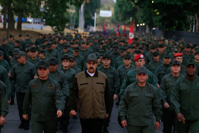 Maduro pide a militares desarmar a los «traidores y golpistas» Maduro pide a militares desarmar a los