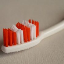 El plástico trimestral: la contaminación ambiental del cepillo dental (y cómo evitarla con su alternativa sustentable)