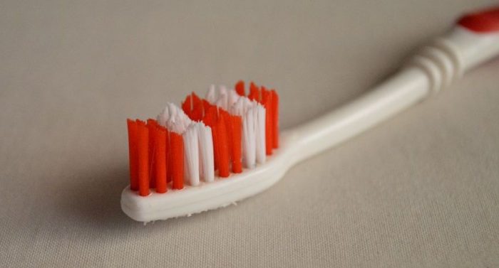 El plástico trimestral: la contaminación ambiental del cepillo dental (y cómo evitarla con su alternativa sustentable)