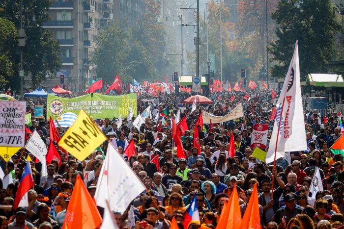 Las dos caras del 1 de mayo: pacífica marcha de la CUT se ve eclipsada por disturbios en la manifestación de la Central Clasista Las dos caras del 1 de mayo: pacífica marcha de la CUT se ve eclipsada por disturbios en la manifestación de la Central Clasista