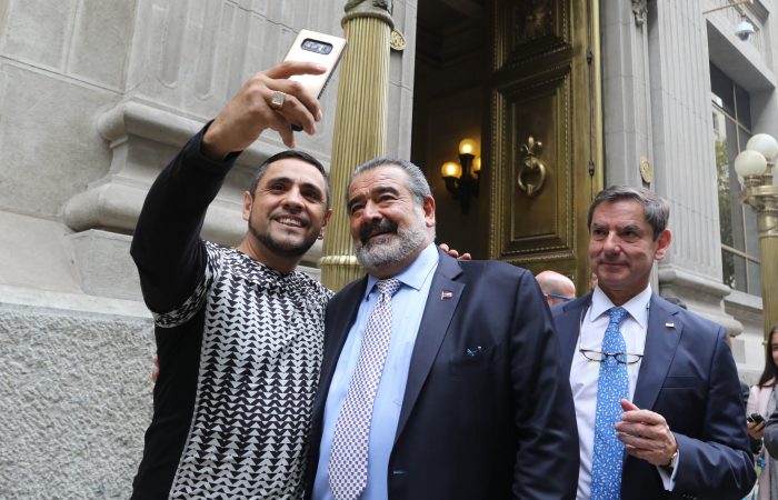 Andrónico con más anuncios que Piñera Andrónico con más anuncios que Piñera