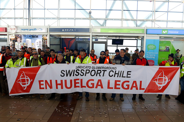 Tensión máxima en el Aeropuerto de Santiago: manifestación provoca intensos incidentes Tensión máxima en el Aeropuerto de Santiago: manifestación provoca intensos incidentes