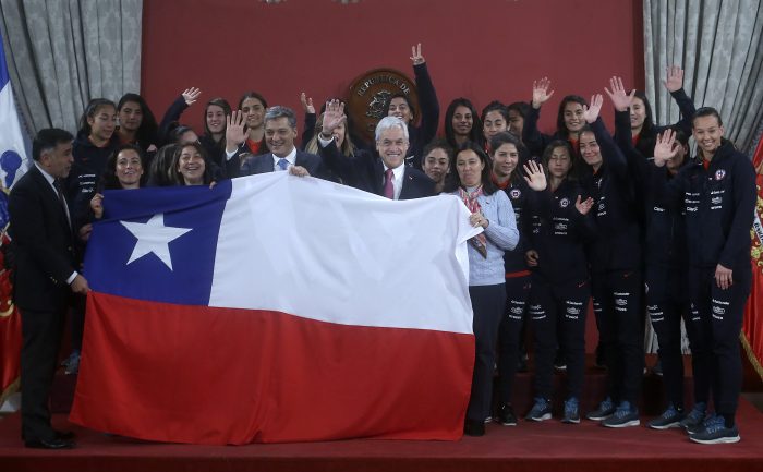 La Roja femenina visitó La Moneda antes de partir a Francia para disputar la Copa del Mundo La Roja femenina visitó La Moneda antes de partir a Francia para disputar la Copa del Mundo