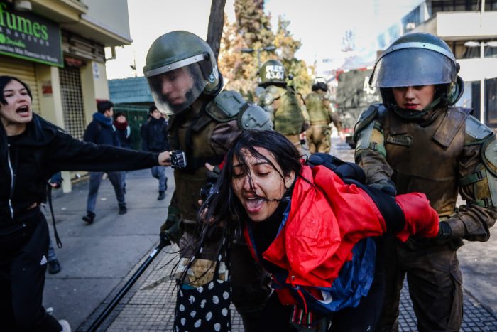 El conflicto no cesa: violentas detenciones de Carabineros marcan nueva jornada de protestas en el Instituto Nacional