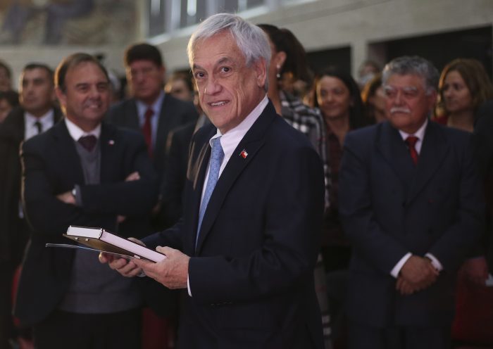 Piñera se escuda en el dictamen de Contraloría para zanjar controversia por viaje de sus hijos a China
