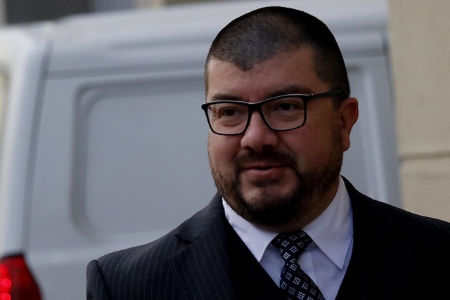 Fiscal Moya presenta recurso de protección por allanamiento a su casa: “Fue una invasión de mi intimidad y la de mi familia” Fiscal Moya presenta recurso de protección por allanamiento a su casa: “Fue una invasión de mi intimidad y la de mi familia”