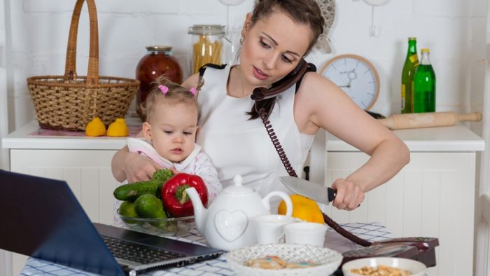 Encuesta Casen Mujer: una de cada cinco mujeres no ingresa al mercado laboral por cuidar la familia y el hogar Encuesta Casen Mujer: una de cada cinco mujeres no ingresa al mercado laboral por cuidar la familia y el hogar