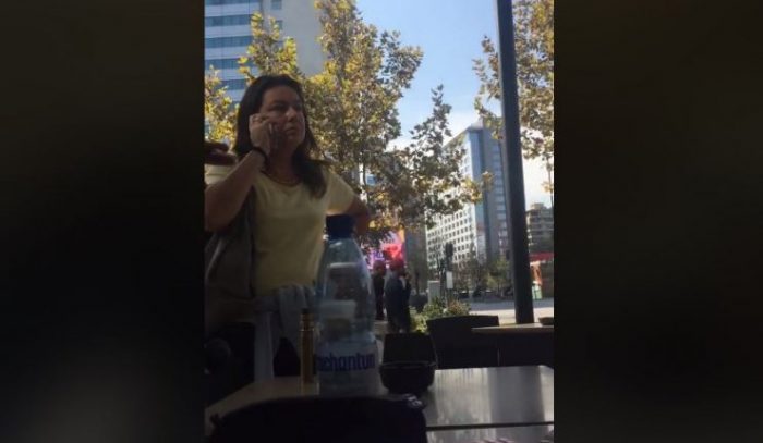 Mujer que lanzó café a estudiante se defiende y asegura que la han amenazado de muerte Mujer que lanzó café a estudiante se defiende y asegura que la han amenazado de muerte