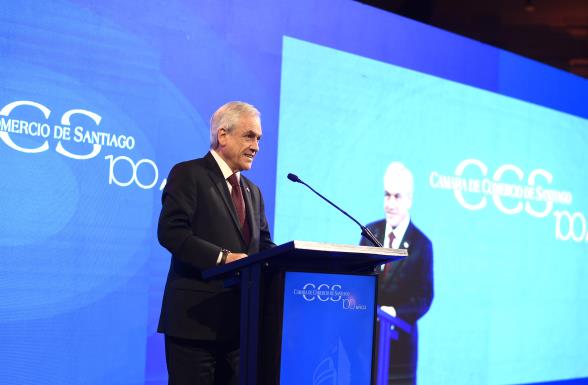 El balde de agua fría que lanzó Piñera durante fiesta de aniversario de la Cámara de Comercio: “Este va a ser un año más difícil” El balde de agua fría que lanzó Piñera durante fiesta de aniversario de la Cámara de Comercio: