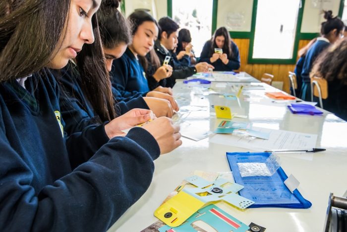 Estudiantes aprenden a monitorear floraciones de algas nocivas con científicos invitados por la Fundación Huinay Estudiantes aprenden a monitorear floraciones de algas nocivas con científicos invitados por la Fundación Huinay