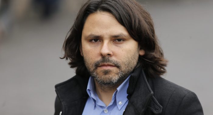 Incendio en el Frente Amplio: Alberto Mayol denuncia que lo expulsaron pero Boric lo niega Incendio en el Frente Amplio: Alberto Mayol denuncia que lo expulsaron pero Boric lo niega