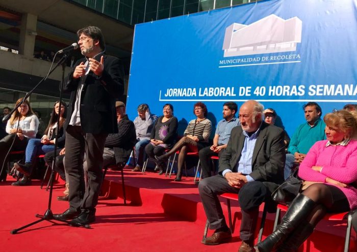 Jornada laboral popular: Alcalde Jadue anuncia que reducirá la jornada laboral de sus funcionarios a 40 horas semanales Jornada laboral popular: Alcalde Jadue anuncia que reducirá la jornada laboral de sus funcionarios a 40 horas semanales