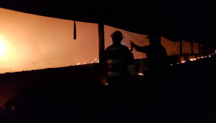 Miles de pollos mueren tras voraz incendio en galpón de Ariztia en San Antonio Miles de pollos mueren tras voraz incendio en galpón de Ariztia en San Antonio