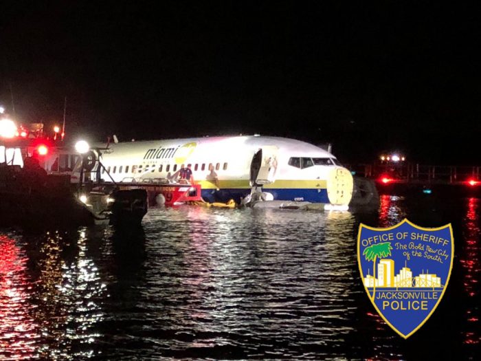 Avión al agua: Boeing 737 se sale de pista y cae a un río de Florida Avión al agua: Boeing 737 se sale de pista y cae a un río de Florida