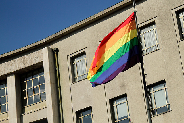 Municipios, embajadas, el Senado y La Moneda izarán la bandera de la diversidad sexual este lunes