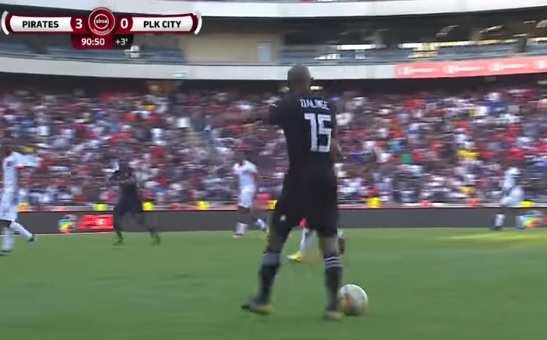 ¿Lujo o burla?: La llamativa jugada en el fútbol sudafricano que se viraliza en redes sociales ¿Lujo o burla?: La llamativa jugada en el fútbol sudafricano que se viraliza en redes sociales