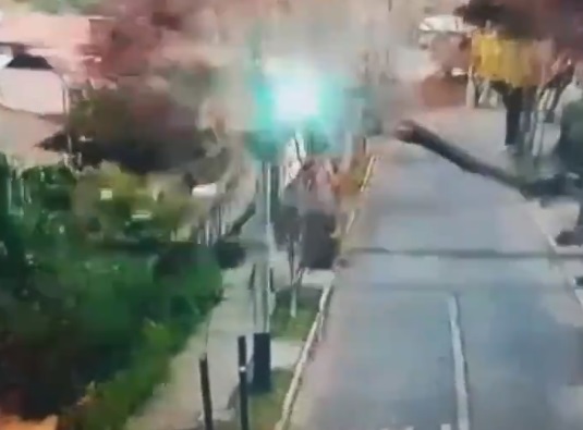 Fuertes ráfagas de viento en Santiago provocan caída de árboles y cortes de luz Fuertes ráfagas de viento en Santiago provocan caída de árboles y cortes de luz