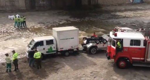 Camión municipal quedó atrapado en medio del Mapocho Camión municipal quedó atrapado en medio del Mapocho