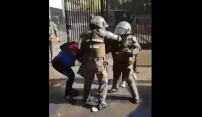 Diputado UDI corrige versión del Gobierno e informa que carabinera que agredió a fotógrafa no fue dada de baja Diputado UDI corrige versión del Gobierno e informa que carabinera que agredió a fotógrafa no fue dada de baja