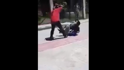 A la antigua: profesor detiene pelea de estudiantes a cinturonazos A la antigua: profesor detiene pelea de estudiantes a cinturonazos