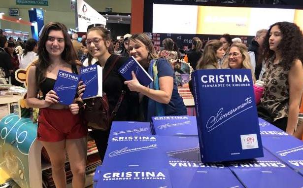 A lo rockstar: Cristina Fernández presenta su libro y deja en suspenso candidatura presidencial
