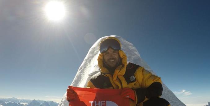 Histórico: Deportista chileno logra la cumbre del Everest sin ayuda de oxígeno suplementario y sin un equipo de sherpas Histórico: Deportista chileno logra la cumbre del Everest sin ayuda de oxígeno suplementario y sin un equipo de sherpas