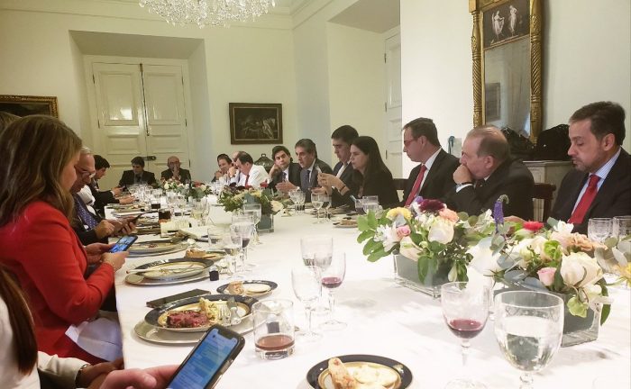 Tensa convivencia: diputados RN critican a Larroulet y piden participar en “grandes decisiones” en cita con Piñera Tensa convivencia: diputados RN critican a Larroulet y piden participar en “grandes decisiones” en cita con Piñera