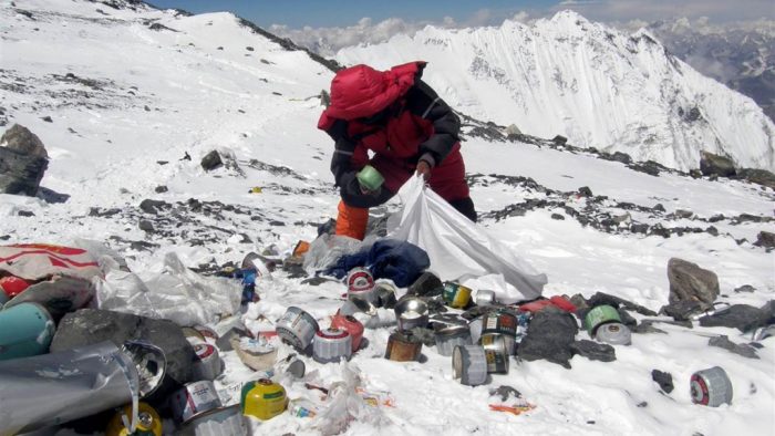 Cuatro cadáveres y 11 toneladas de basura recogidos en limpieza del Everest Cuatro cadáveres y 11 toneladas de basura recogidos en limpieza del Everest