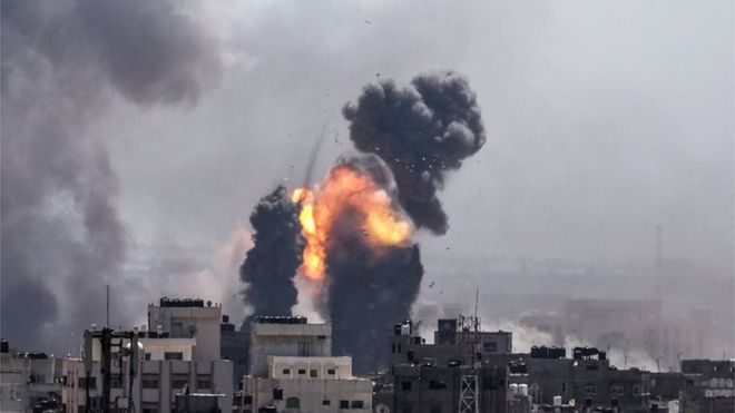 Escalada de violencia en Gaza: palestinos lanzan centenares de cohetes e Israel responde con bombardeos Escalada de violencia en Gaza: palestinos lanzan centenares de cohetes e Israel responde con bombardeos