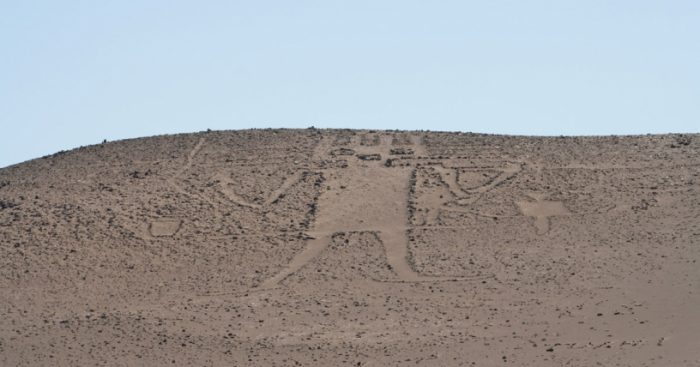 No aprenden: detienen a dos turistas italianos que fueron sorprendidos caminando sobre monumento “Gigante de Tarapacá” No aprenden: detienen a dos turistas italianos que fueron sorprendidos caminando sobre monumento “Gigante de Tarapacá”