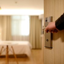 Hoteleros en alerta: Casi el 70% de las reservas fueron canceladas debido al retroceso de la Región Metropolitana en Plan Paso a Paso
