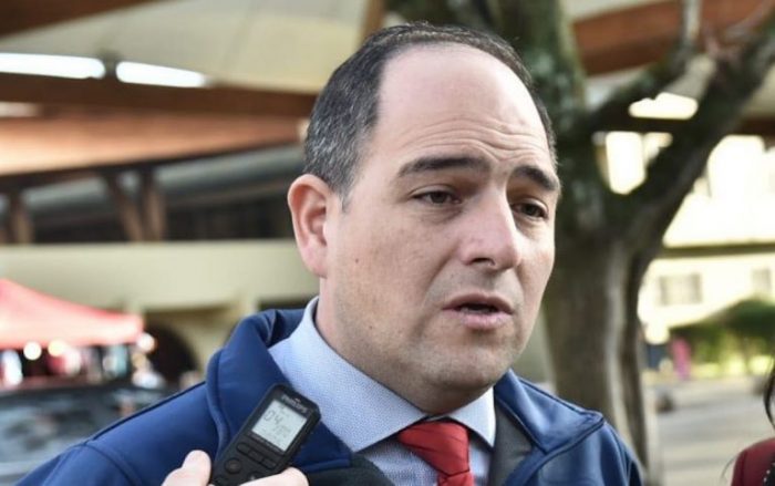 “Fue un error”: intendente de Los Ríos explica polémicas fotos de sus hijos con armas de fuego