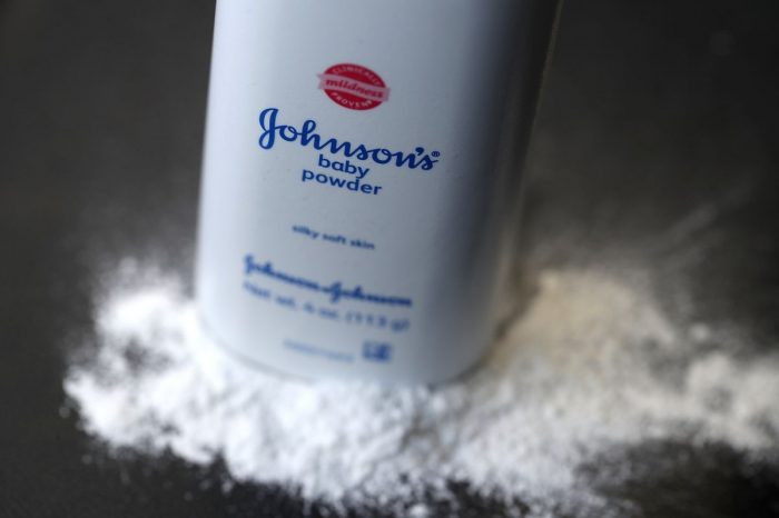 Johnson & Johnson deberá pagar US$ 25 millones en caso de cáncer por uso de su talco Johnson & Johnson deberá pagar US$ 25 millones en caso de cáncer por uso de su talco
