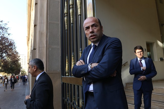 Facultad de Derecho de la U. de Chile en picada contra Bermúdez: acusa conflicto de interés del contralor en polémico dictamen Facultad de Derecho de la U. de Chile en picada contra Bermúdez: acusa conflicto de interés del contralor en polémico dictamen