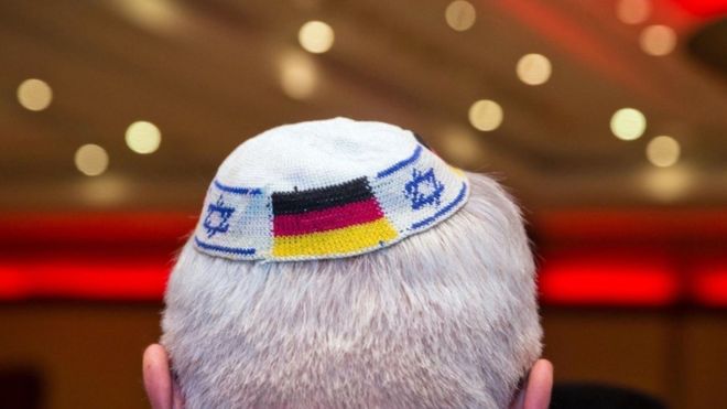 Recomiendan a los judíos en Alemania que no lleven la kipá en público por el aumento del antisemitismo Recomiendan a los judíos en Alemania que no lleven la kipá en público por el aumento del antisemitismo