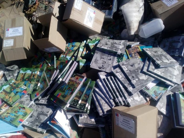 Encuentran en vertedero municipal de Vicuña decenas de libros escolares sobre mapudungún Encuentran en vertedero municipal de Vicuña decenas de libros escolares sobre mapudungún