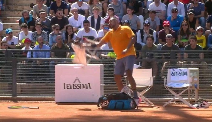 Otro berrinche de Kyrgios: tenista es descalificado del Master de Roma y desató toda su furia en la pista Otro berrinche de Kyrgios: tenista es descalificado del Master de Roma y desató toda su furia en la pista
