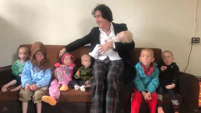 Final feliz: niños con ascendencia chilena abandonan Siria y llegan a Suecia con su abuelo Final feliz: niños con ascendencia chilena abandonan Siria y llegan a Suecia con su abuelo