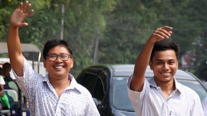 Myanmar libera a los dos periodistas de Reuters condenados mientras investigaban muertes de los rohingya Myanmar libera a los dos periodistas de Reuters condenados mientras investigaban muertes de los rohingya