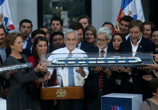 Anuncio de tren Santiago-Melipilla: Piñera saca un as de la manga en una de las peores semanas de su Gobierno Anuncio de tren Santiago-Melipilla: Piñera saca un as de la manga en una de las peores semanas de su Gobierno