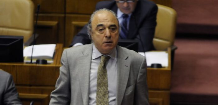 A patadas con los periodistas: el vergonzoso incidente protagonizado por el diputado RN René Manuel García A patadas con los periodistas: el vergonzoso incidente protagonizado por el diputado RN René Manuel García