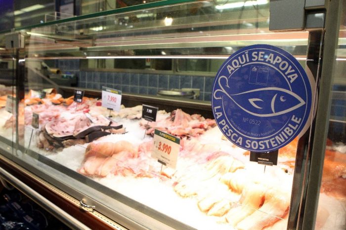 Sernapesca entrega por primera vez el Sello Azul de pesca sustentable a un supermercado